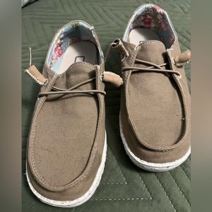 Hey Dude Women’s Wendy Size 5 / Lightly Worn